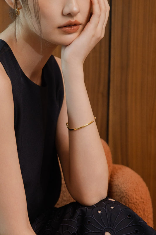 Luna Curve Bangle (Gold)