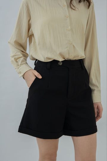 Side Button Folded Bermuda Shorts (Black)