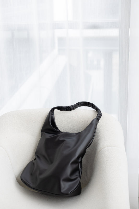 Velora Bucket Leather Tote Bag (Black)