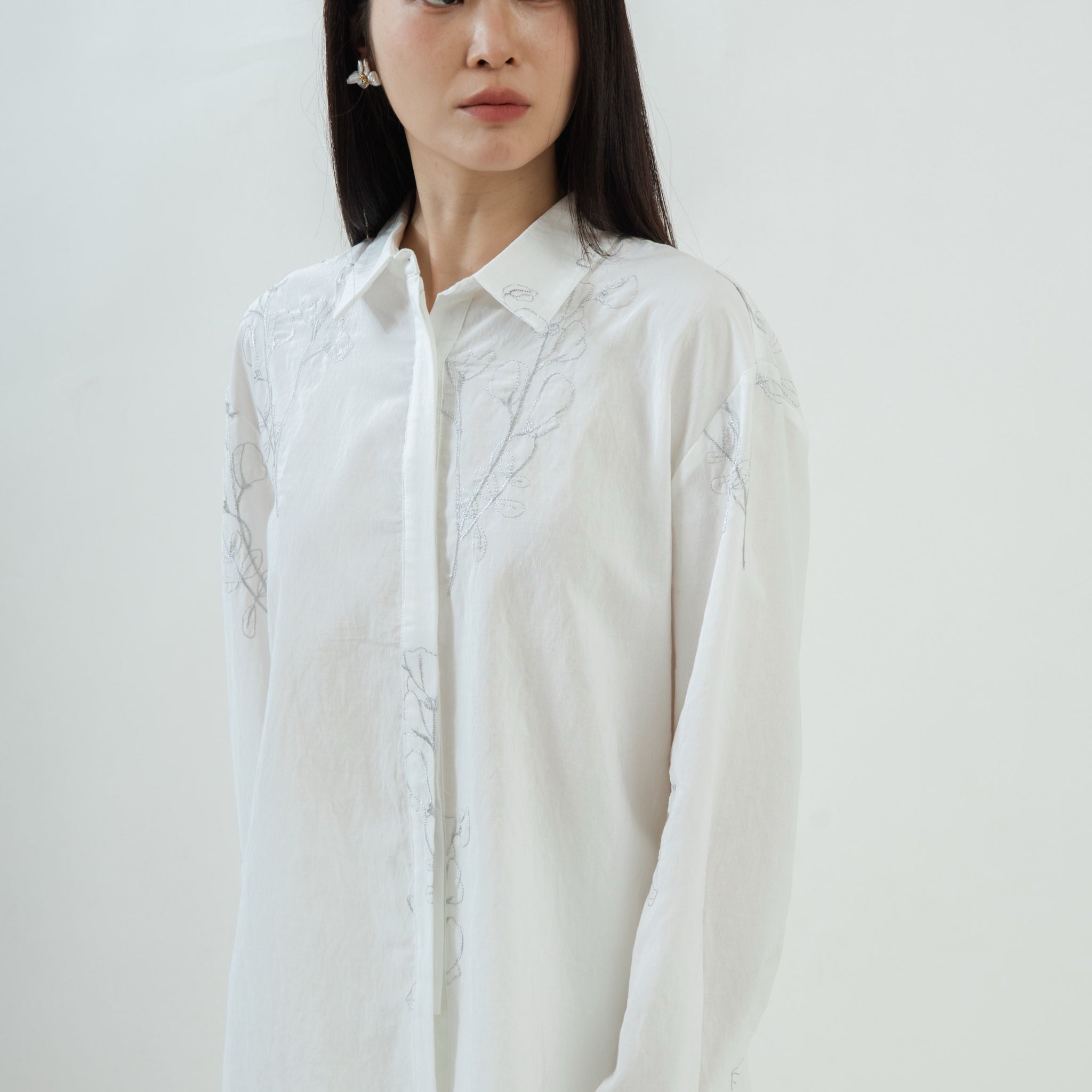 Magnolia Embroidery Hidden Button Shirt (White)