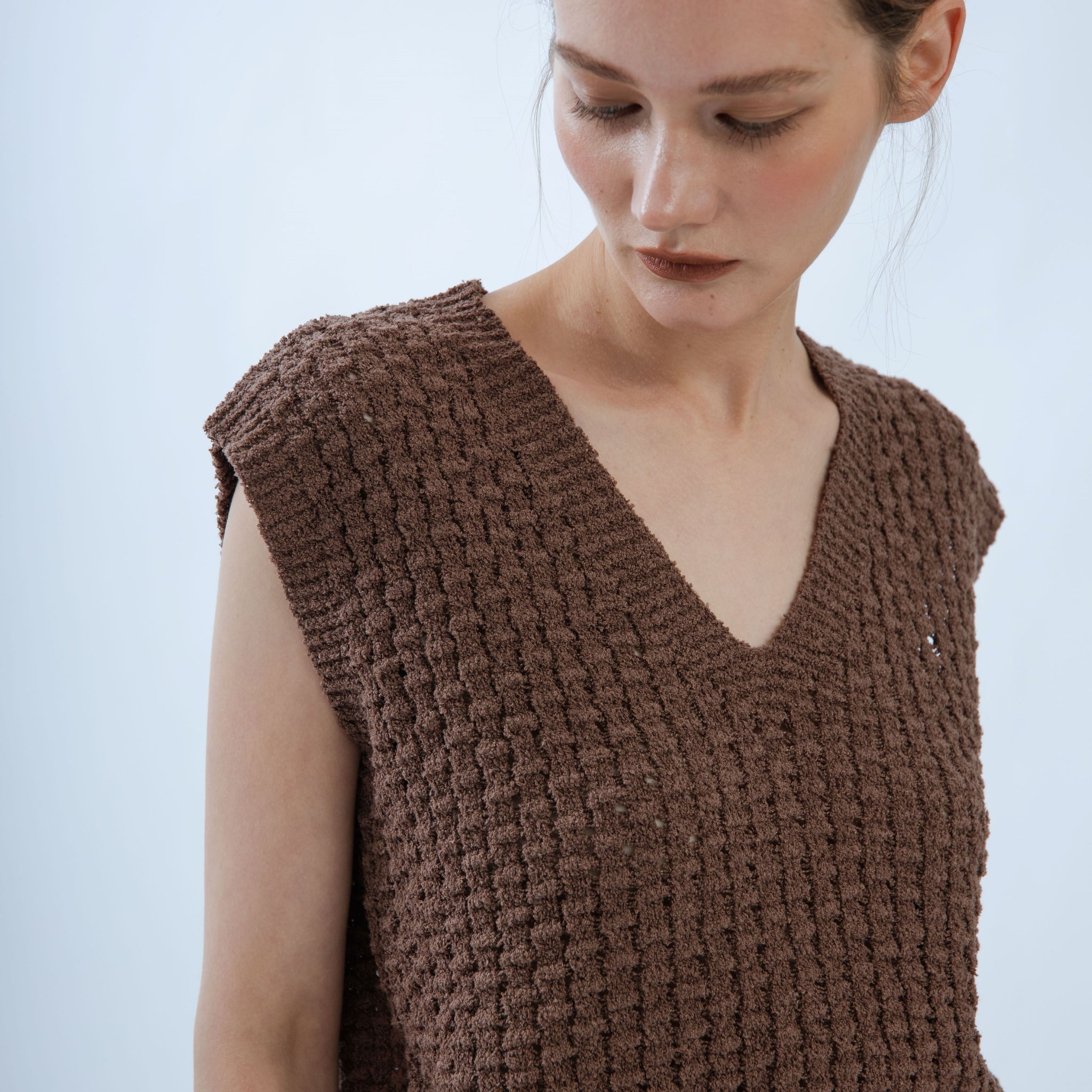 Cocoa Textured Crop Knit Vest (Brown)