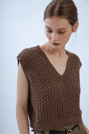 Cocoa Textured Crop Knit Vest (Brown)