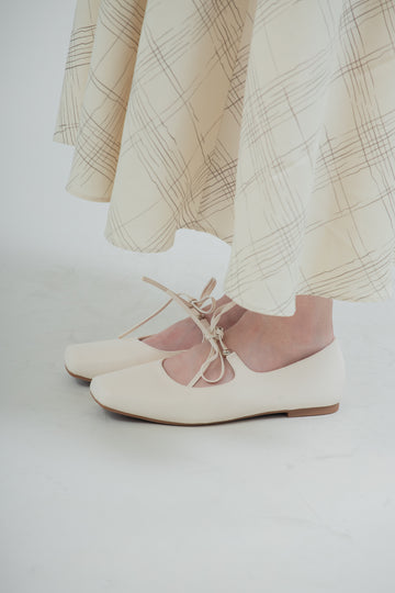 Square-Toe Adjustable Tie Flats (Ivory)