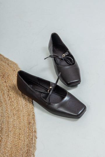 Square-Toe Adjustable Tie Flats (Chestnut)