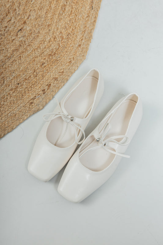 Square-Toe Adjustable Tie Flats (Ivory)