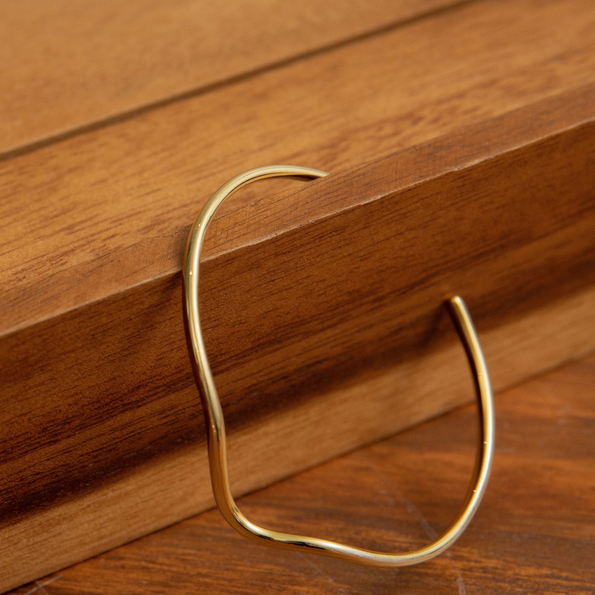 Luna Curve Bangle (Gold)